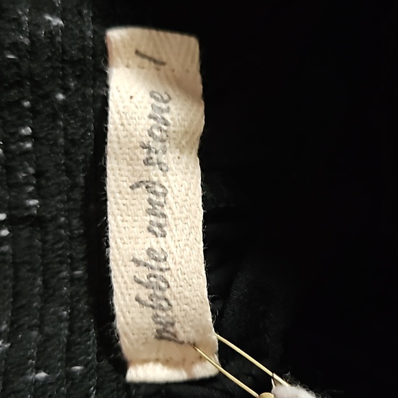 Pebble and stone shirt large black with stich design - Picture 3 of 3